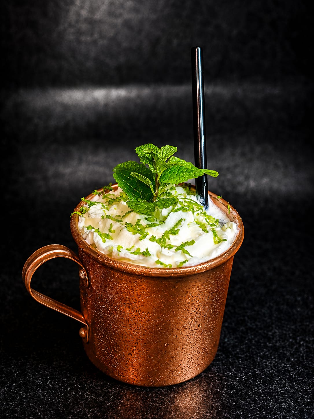 Moscow Mule cremoso com hortelã em caneca de cobre