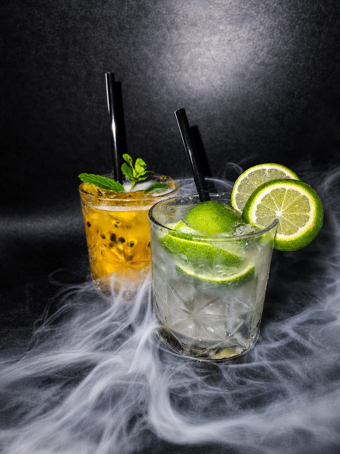Caipirinhas de maracujá e limão com fumaça